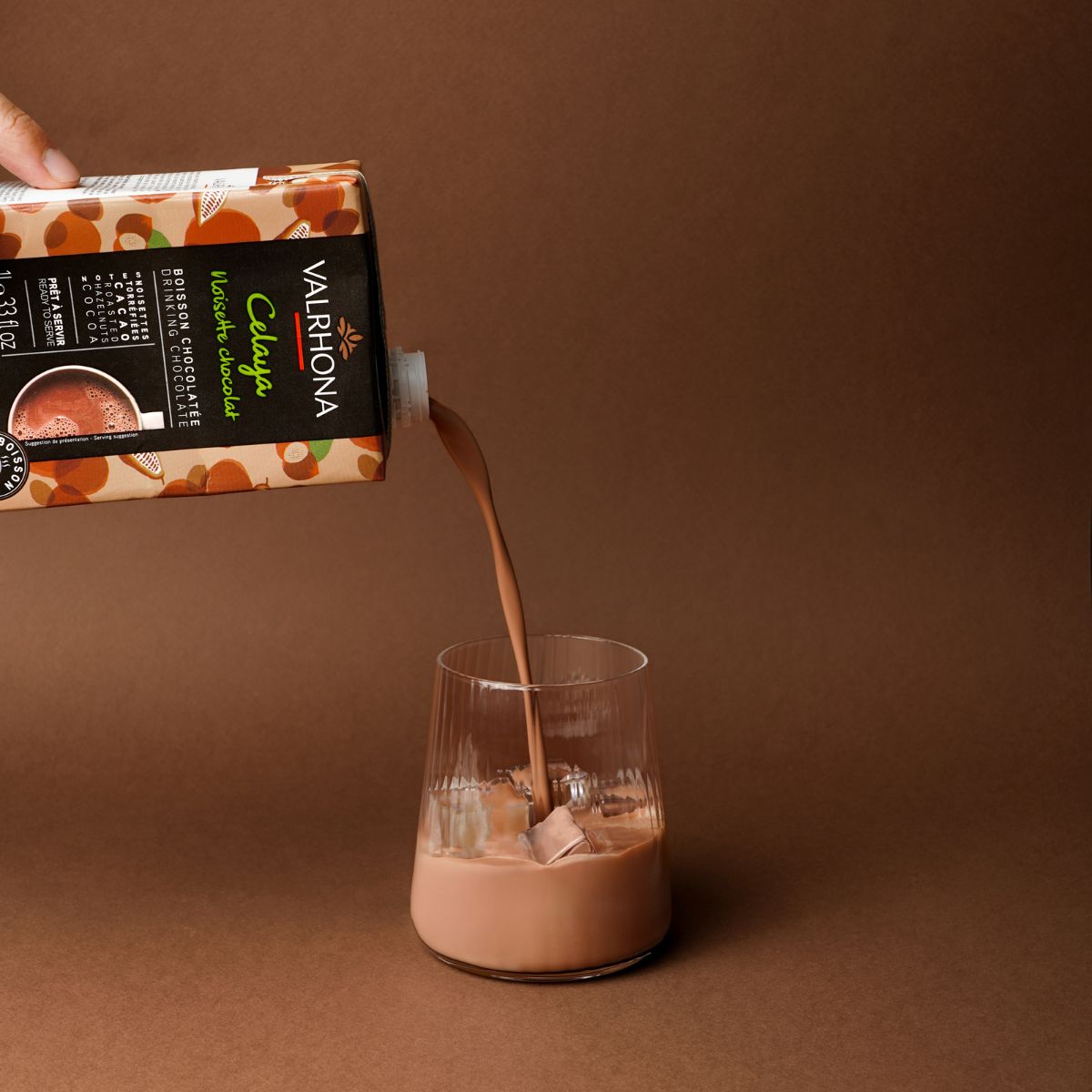 tasse remplie de la boisson chocolatée Celaya noisettes de Valrhona