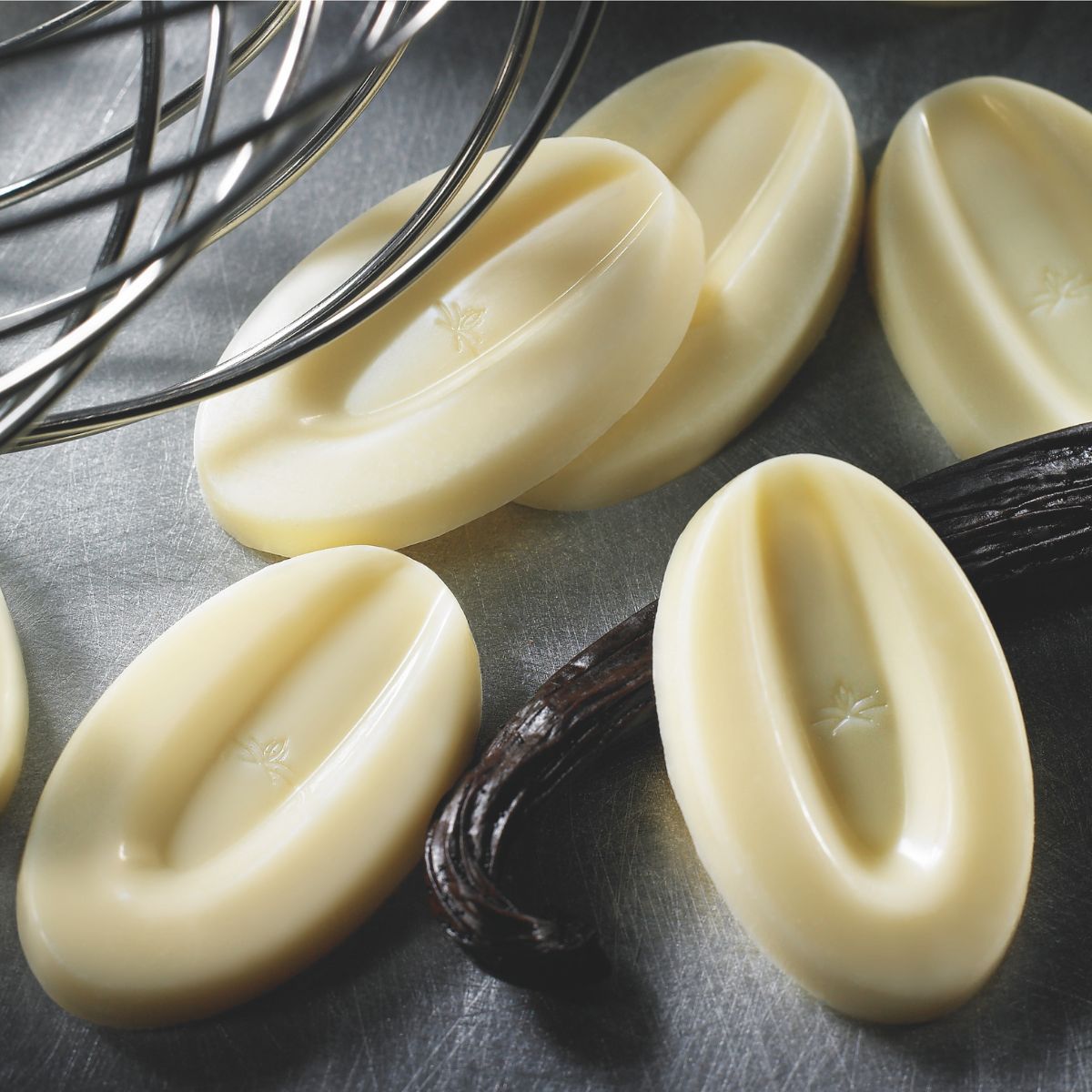 plusieurs fèves de chocolat blanc opalys valrhona