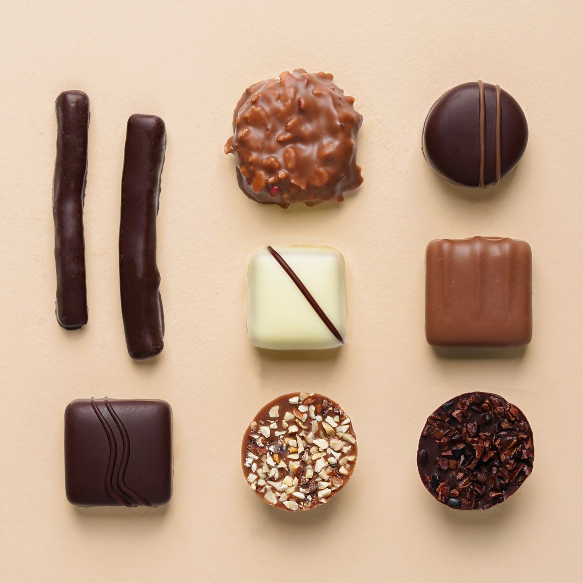 8 bonbons de chocolats assortis : noir, lait et blanc