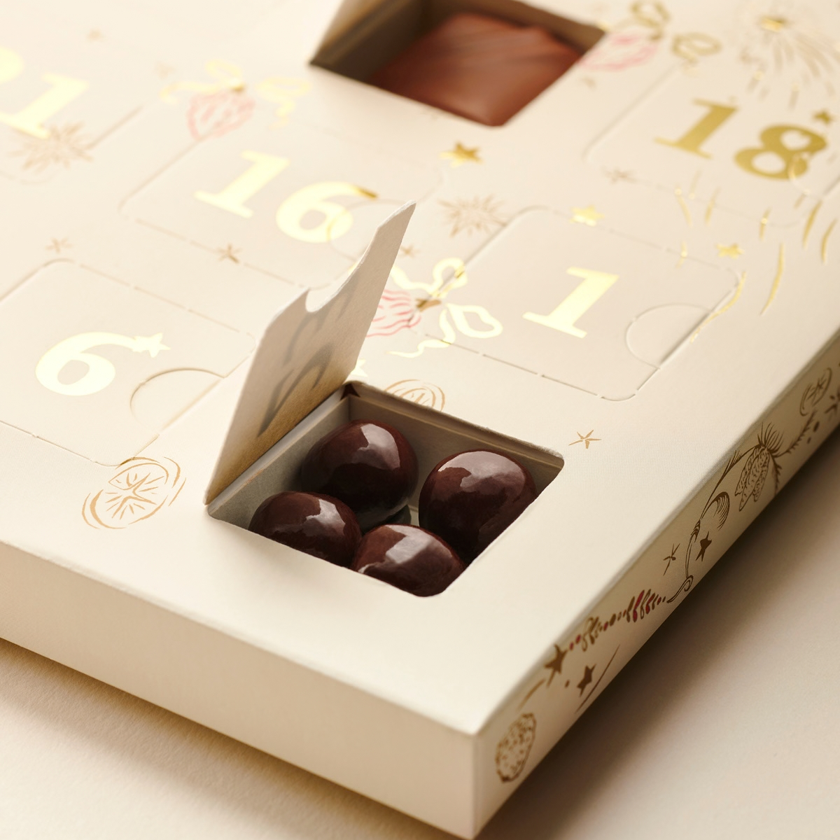 Calendrier de l'avent Valrhona, focus sur une case contenant des fruits secs enrobés