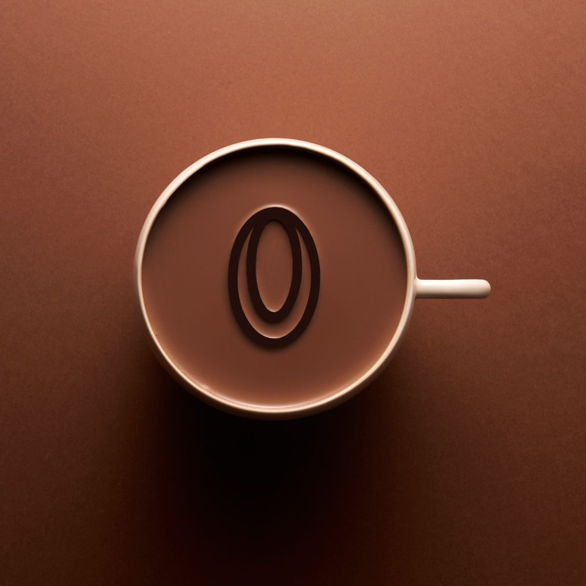 tasse remplie de la boisson chocolatée valrhona