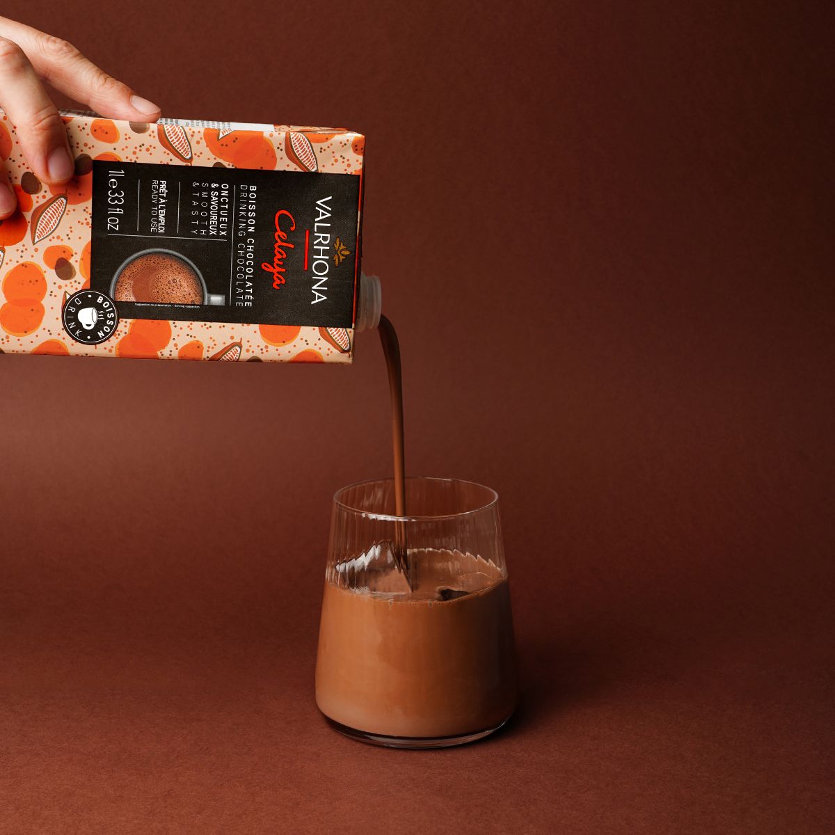 tasse remplie de la boisson chocolatée valrhona