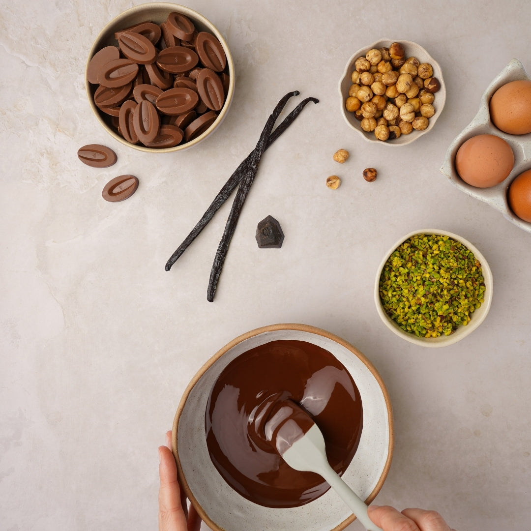plan de travail avec du chocolat, de la vanille, des oeufs et des pistaches