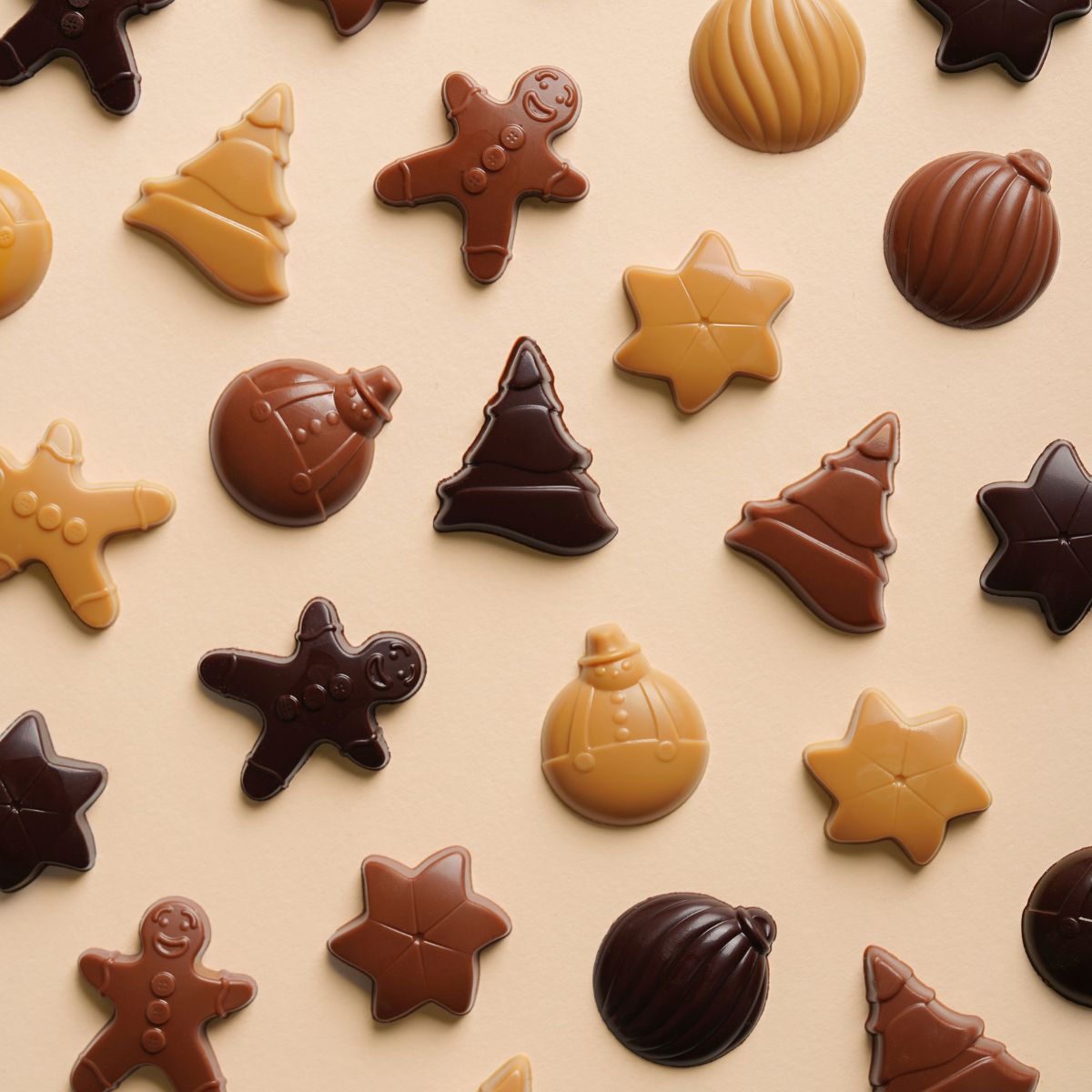 Chocolats en forme de pain d'épice, étoile, boule de noël et sapin