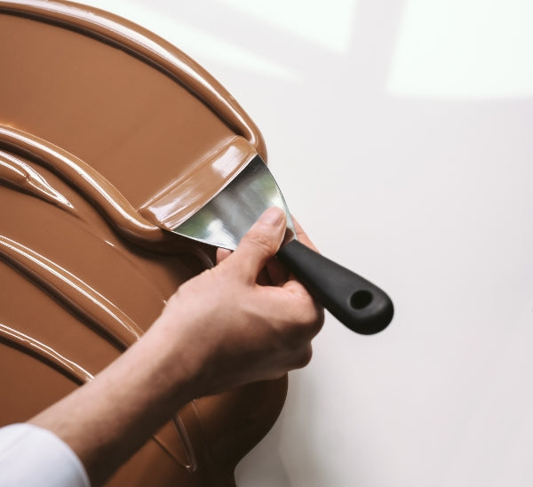 tempérage du chocolat sur plan de travail cuisine