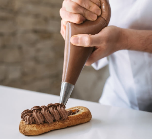 pochage d'un éclair en chocolat geste technique