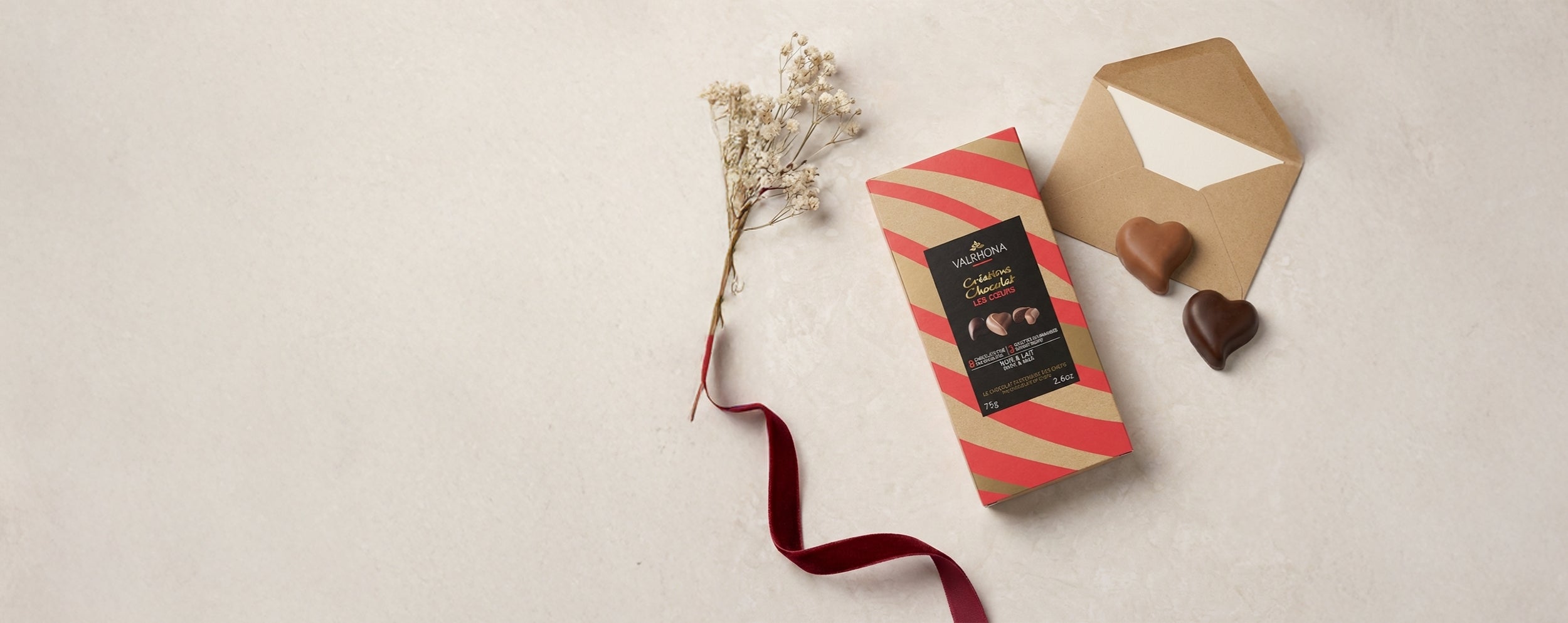 bannière coffret de chocolats saint valentin en forme de coeurs